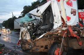 Acidente na BR-282 deixa motorista de caminhão preso às ferragens