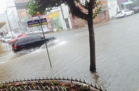Em poucos minutos chuva alaga ruas em Joaçaba e Herval