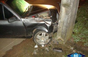 Motorista abandona veículo após colidir em poste