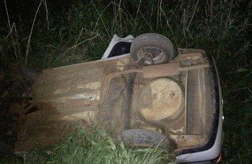 Motorista embriagado capota veículo ao tentar fugir da PM