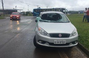 Carro capota após ser atingido por ônibus no trevo de Catanduvas