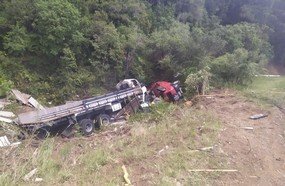 Colisão entre caminhão e carro mata três pessoas na BR-282
