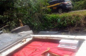 Após acidente, motorista abandona caminhão carregado com cigarros