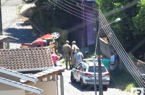 Motorista tomba veículo após colidir em rampa de garagem