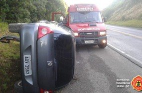 Motorista capota veículo após sair da pista na BR-153