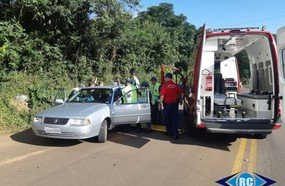 Condutor tem veículo atingido ao fazer conversão em rodovia