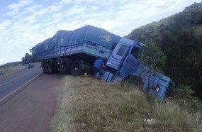 Caminhão fica pendurado em barranco na BR 282
