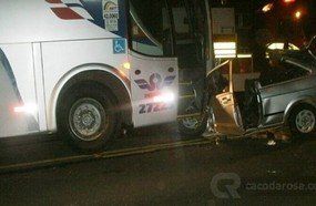 Homem perde a vida ao colidir com ônibus