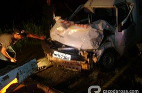 Jovem alcoolizado bate veículo e caroneira morre