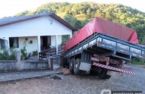 Caminhão invade residência na Caetano Branco