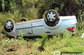 Veículo com seis pessoas capota na BR-282