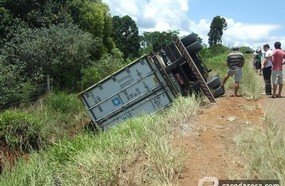 Carreta com placas de Joaçaba tomba em Capinzal