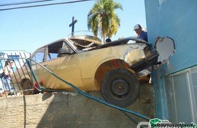 Chevette com placas de Joaçaba invade Agência Caixa Aqui em Capinzal