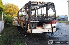 Ônibus é incendiado em Campos Novos
