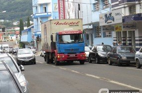 Parar em fila dupla é prática corriqueira em Joaçaba