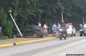 Motorista perde controle e atinge árvore na Avenida Beira Rio