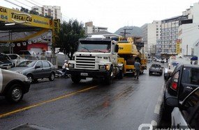 Carreta quebra e complica ainda mais o trânsito em Joaçaba