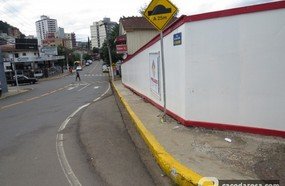 Empresa se manifesta quanto a reclamação de leitora sobre utilização do passeio em uma obra