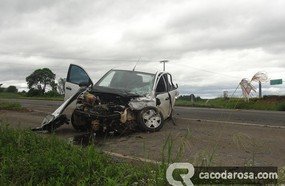 Acidente envolvendo carro e caminhão deixa uma pessoa ferida em Campos Novos