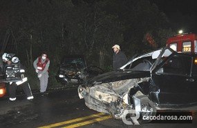 Colisão entre veículos deixa três pessoas feridas