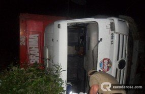 Caminhão de bebidas tomba em Capinzal