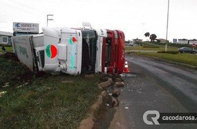 Carreta tomba em Campos Novos