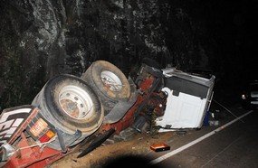 Caminhão capota na BR 153