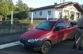 Homem é encontrado dentro de veículo com tiro na cabeça