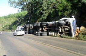Carreta de Treze Tílias tomba em Fraiburgo