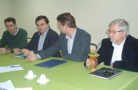 Prefeito em exercício dá posse a diretor de Indústria, Comércio e Inovação em reunião da Acioc