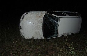 Veículo capota em Treze Tílias e ocupantes se evadem do local 