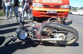 Acidente entre Chevette e Motocicleta deixa mulher com fratura exposta  
