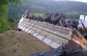 Caminhão tomba e deixa três feridos 