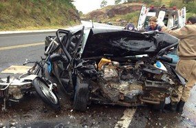 Colisão frontal deixa três pessoas feridas na BR 282