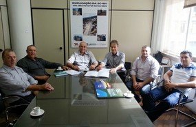 Prefeito entrega ao governo projeto para pavimentação de Iomerê a Pinheiro Preto