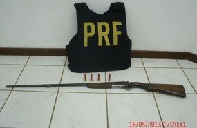 PRF apreende espingarda e madeira nativa em Campos Novos