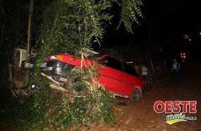 Susto: veículo desgovernado e sem motorista quase atinge residência