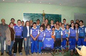 Prefeito Rafael Laske recebe troféu conquistado pela Associação Pró Tênis de Mesa 
