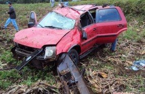 Mulher fica ferida ao capotar veículo em Vargem Bonita