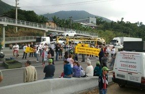 PRF negocia com manifestantes e consegue liberar BR-101