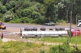 Carreta carregada com leite tomba em Vargem Bonita