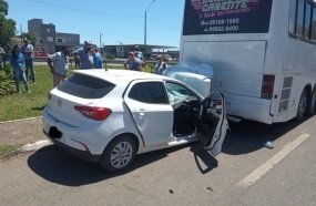 Casal fica ferido após carro colidir na traseira de ônibus 