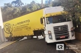 Carreta fica entalada ao fazer curva em Herval d´Oeste