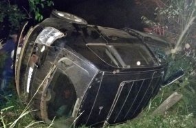 Motorista recusa bafômetro após tombar veículo em Luzerna