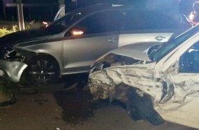 Acidente entre dois carros e uma carreta deixa dois feridos na BR-282