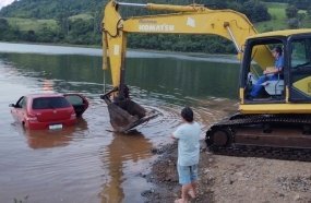 Veículo desanda e afunda no lago da Usina de Itá 