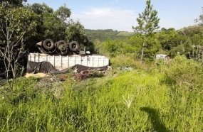 Carreta carregada com soja capota em Erval Velho  
