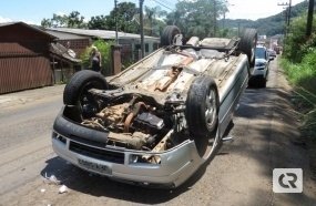 Jovem capota carro após colidir contra tubulação em Herval d´Oeste 