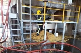Bombeiros levam 14 horas para combater incêndio em secador de grãos 