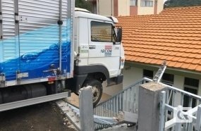 Caminhão por pouco não invade residência em Joaçaba